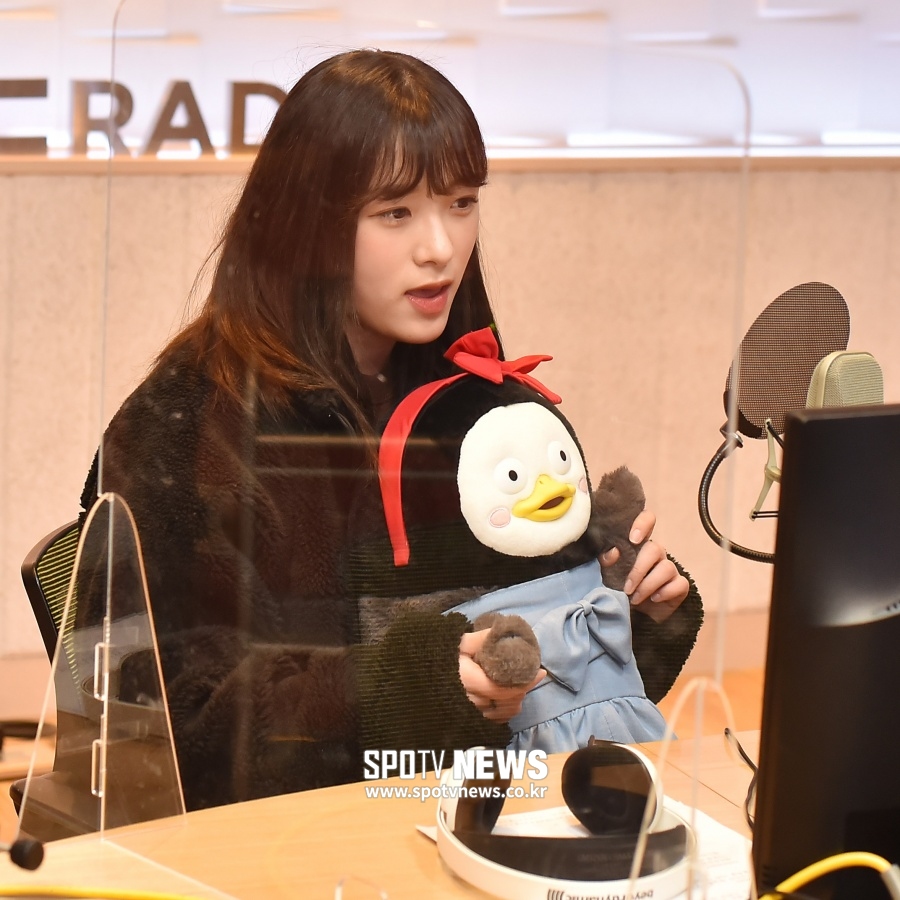 [포토]에이프릴 이진솔 '펭수-소수… 부럽다…'