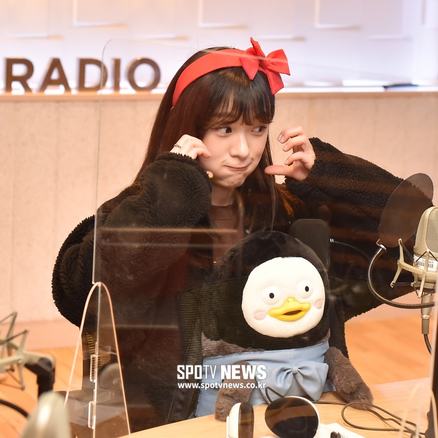 [포토]에이프릴 이진솔 VS 펭수-소수, 매력 대결! 승자는?