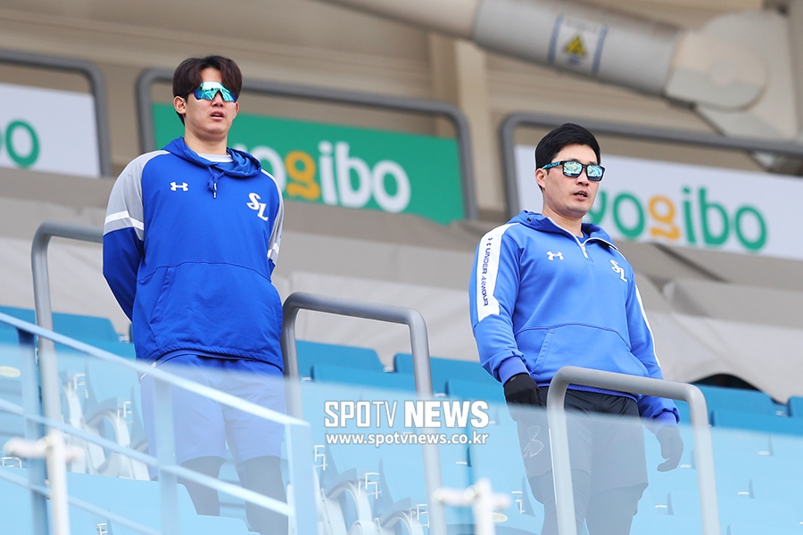 [포토S] 오승환-김대우, 연습 경기 앞두고 관중석에서 웜업