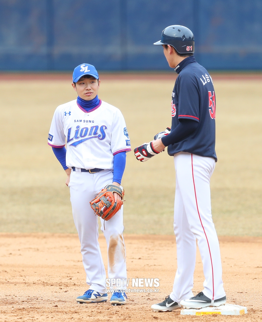 [포토S] 김지찬, 나승엽 챙기는 KBO리그 1년 선배