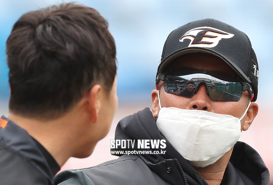[포토S] 정경배 코치, '우람이 오랜만이야'