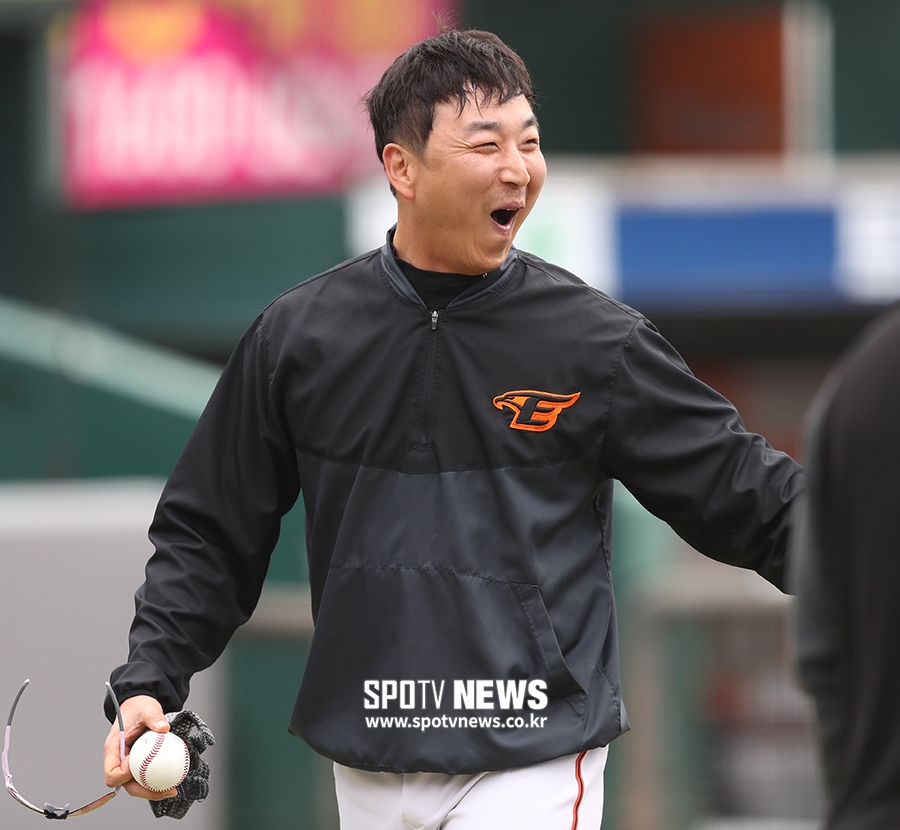 [포토S] 정우람, '정경배 코치님 너무 반가워서!'