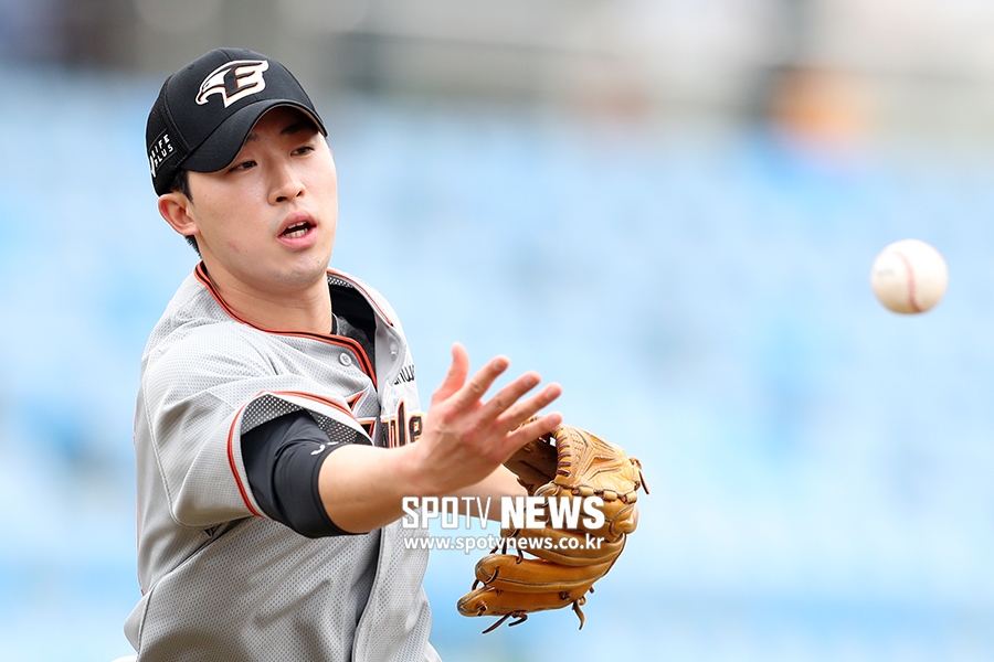 [포토S] 한화 신인 투수 배동현, 수비도 안정적