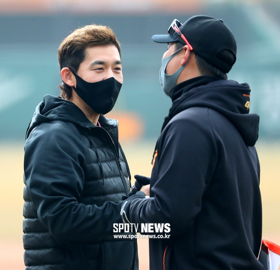 [포토S] '키움 이적' 이용규, 한화 옛 동료들과 반가운 인사