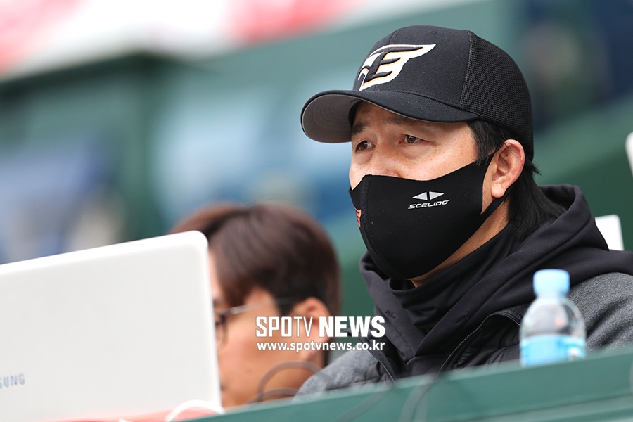 [스토리S] '한화 재취업' 김회성, 전력분석원으로 시즌 새 출발