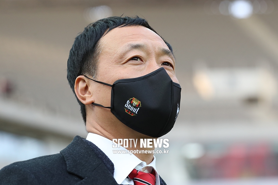 [포토S] 박진섭 감독, '그라운드를 바라보며'