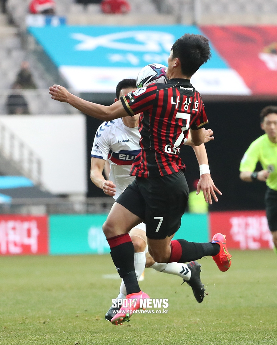 [포토S] 기성용 택배 패스 받는 나상호