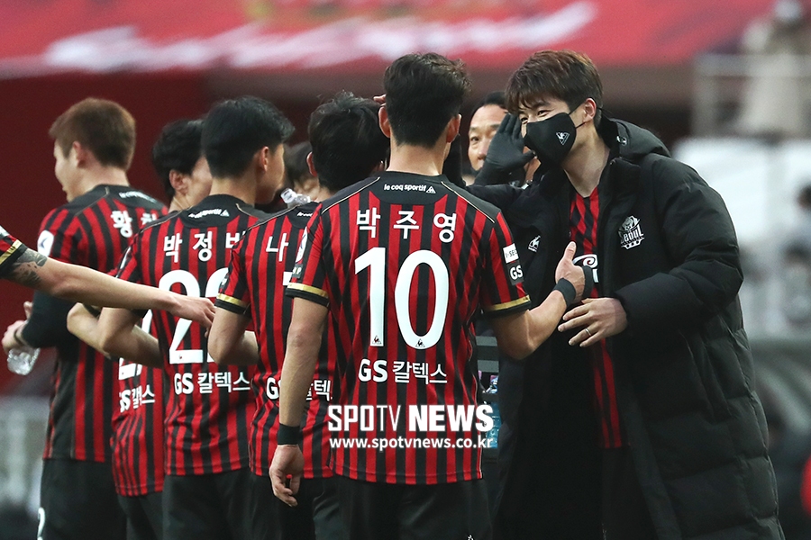 [포토S] 멀티골 나상호 바라보는 기성용