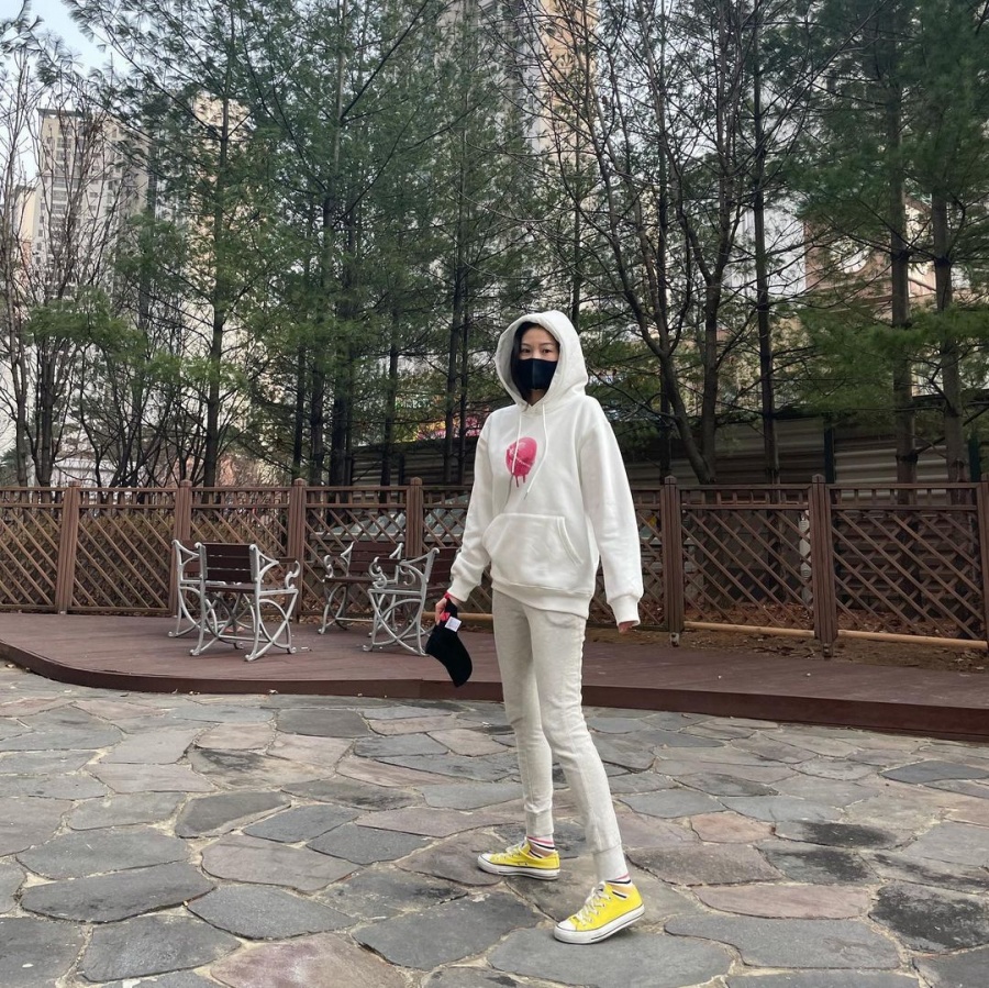 '배우 데뷔 NO' 류이서, 승무원 출신다운 '젓가락 각선미'…♥전진이 찍어줬나