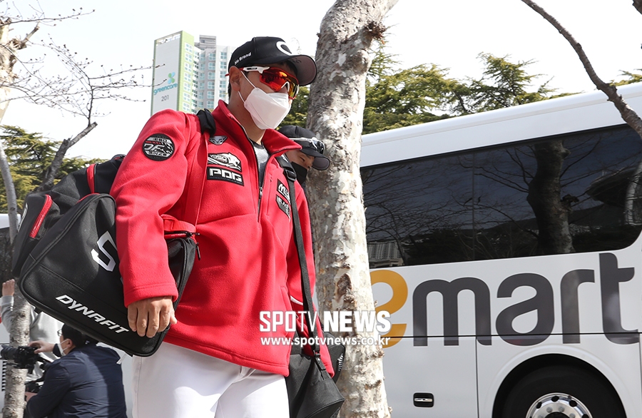 [포토S] 경기장 향하는 SSG 최주환