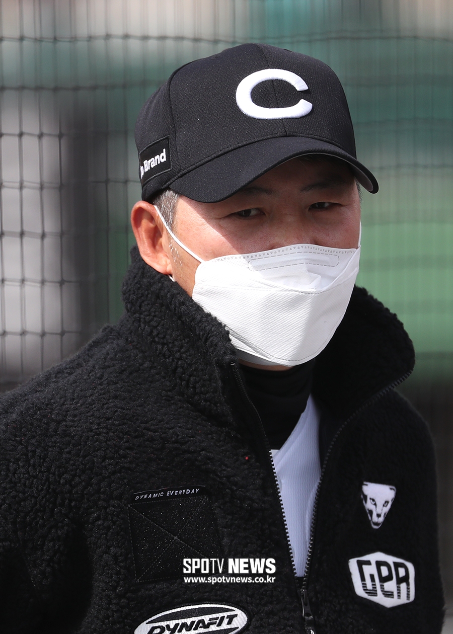 [포토S] 인터뷰 하는 SSG 김원형 감독