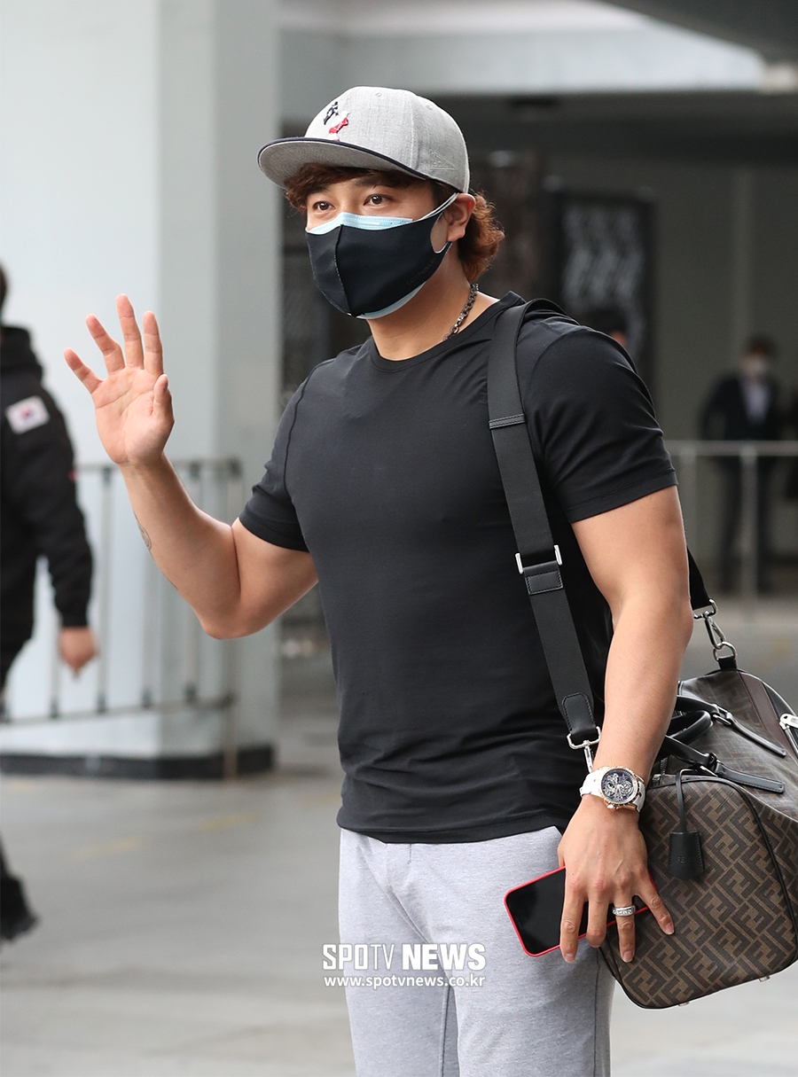 [포토S] 사직구장 들어선 추신수, 빛나는 결혼 반지와 시계