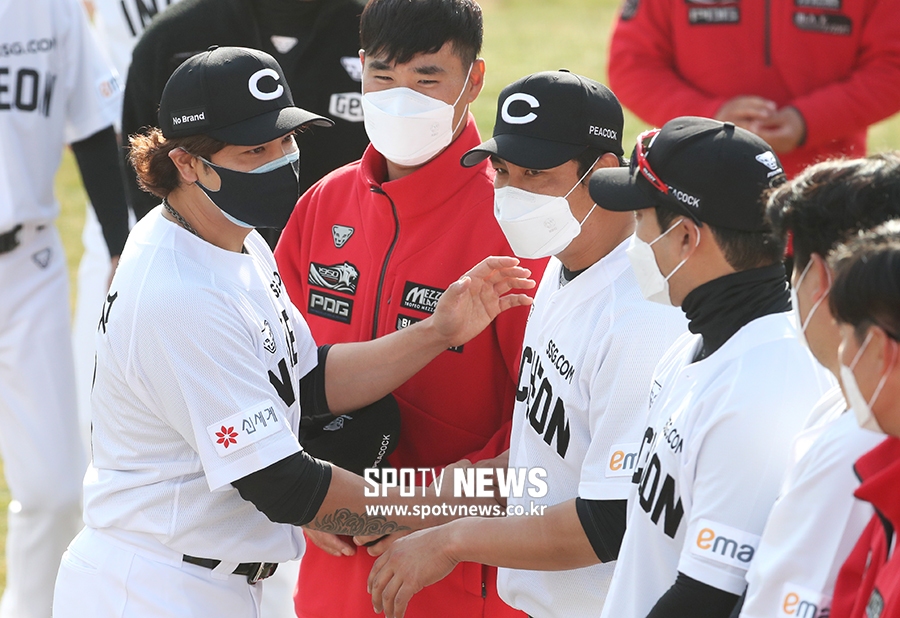 [포토S] SSG 선수단과 상견례 하는 추신수