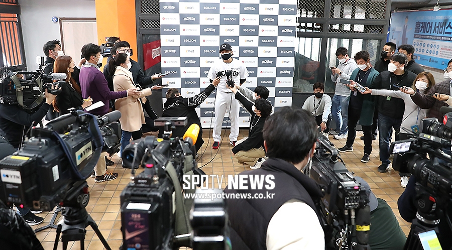 [포토S] 많은 취재진에 둘러싸인 추신수