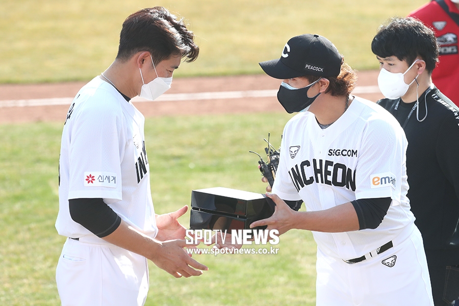 [포토S] 등번호 양보해준 이태양에게 고가 시계 선물하는 추신수