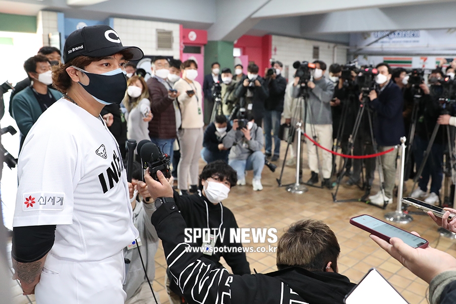 [포토S] 추신수, 어마어마한 취재진에 둘러싸여 인터뷰