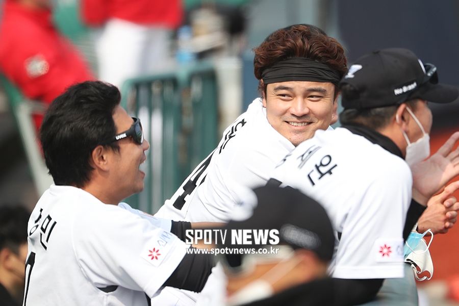 [포토S] 추신수, 더그아웃에서 김강민 바라보며