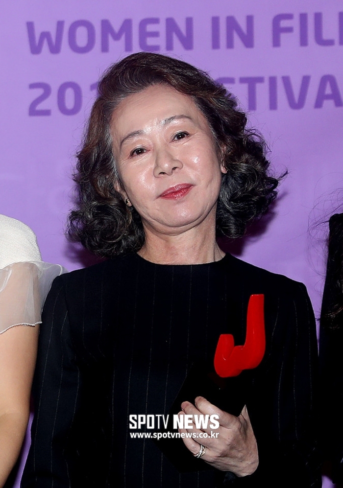 "원더풀 윤여정" 일흔넷 여배우가 새로쓴 韓 영화사[이슈S]
