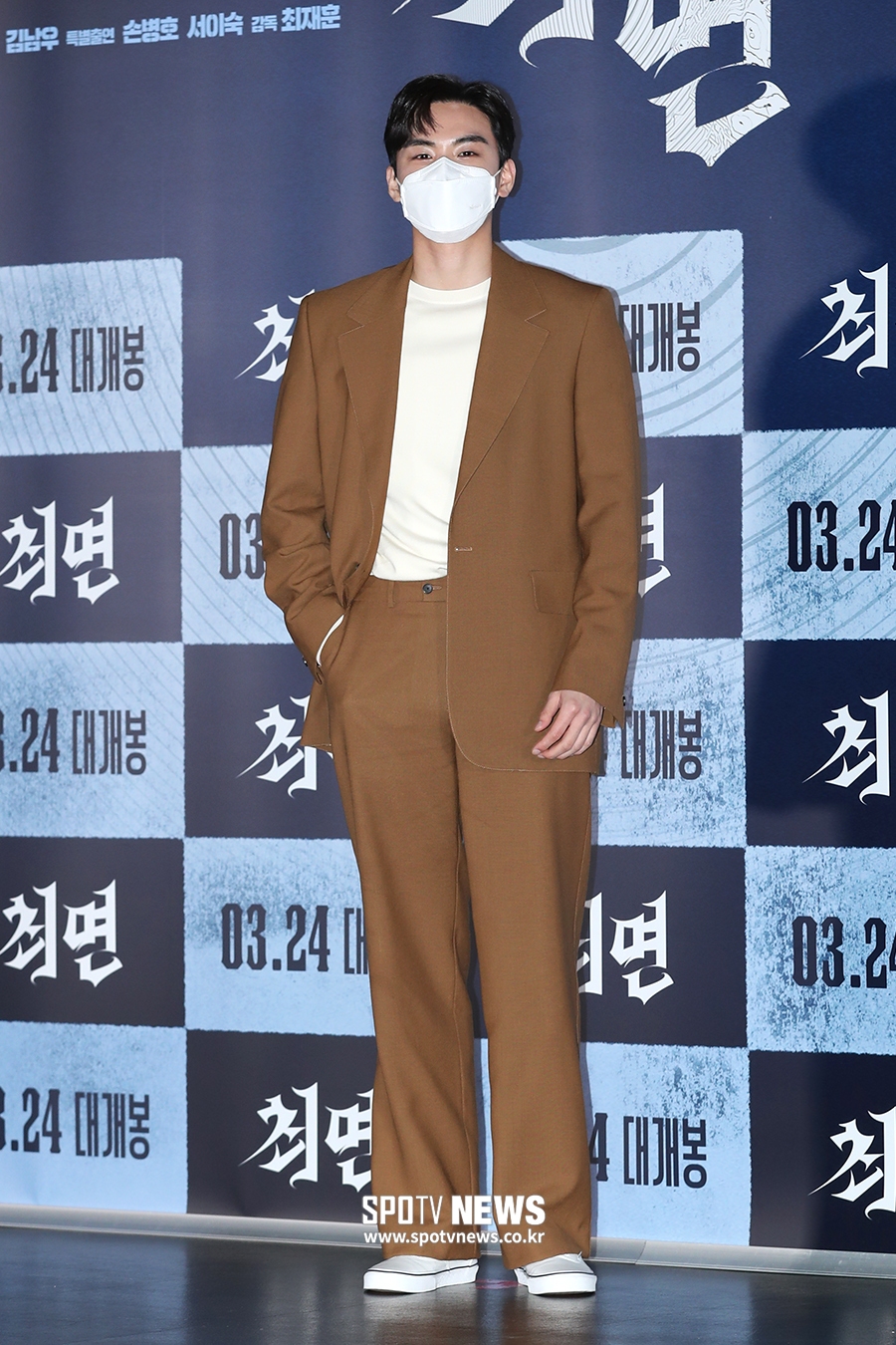 [포토S] 김도훈, '브라운 슈트로 폼나게'