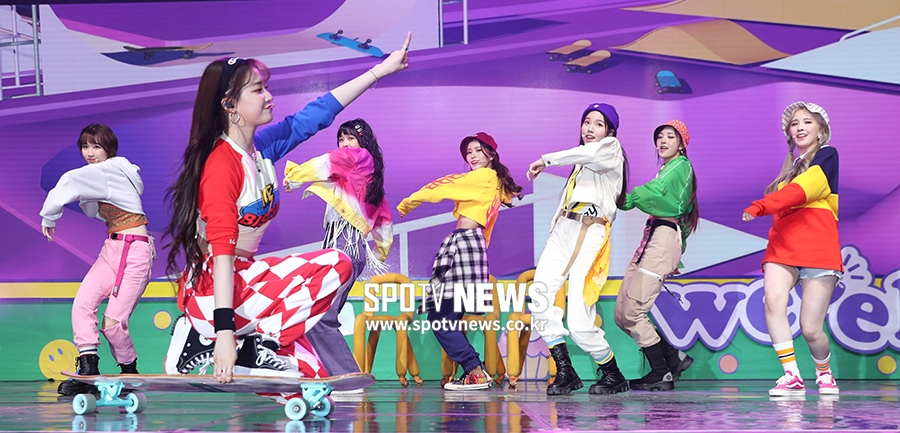 [포토S] 위클리, 스케이트보드 탄 자유분방한 무대!