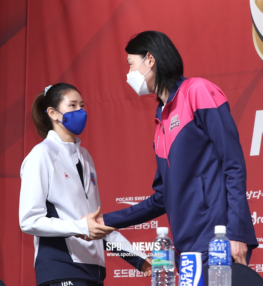 [포토S] 김연경-김수지, 선의의 경쟁 펼칠 절친