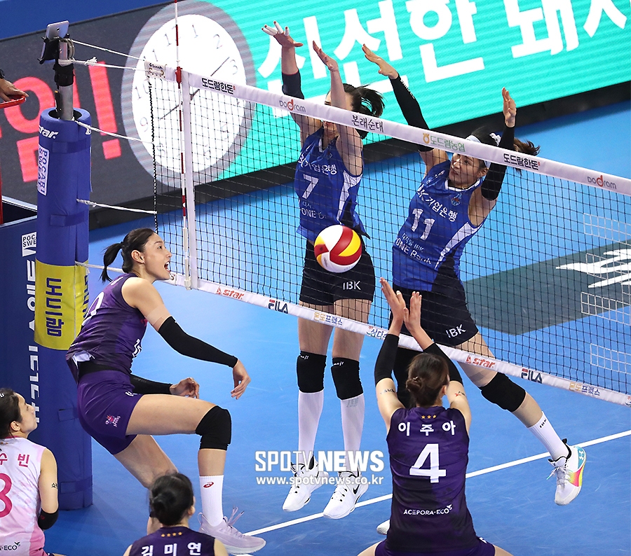 [포토S] '절친' 김수지에게 막히는 김연경