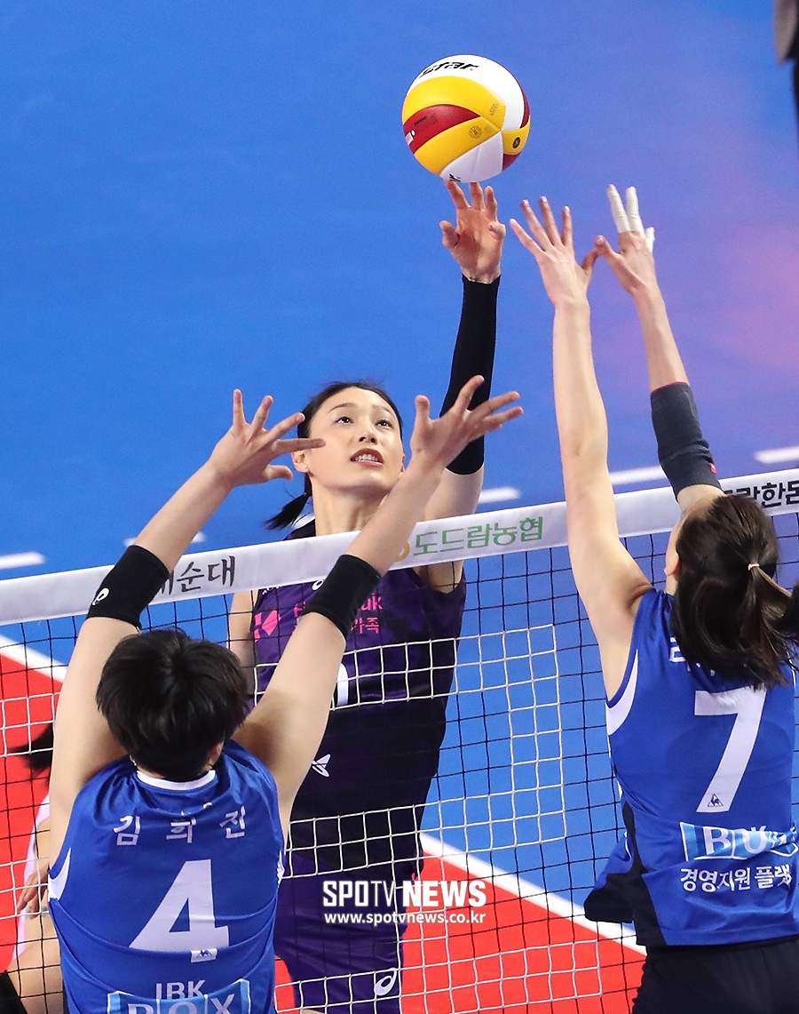[포토S] 김연경, 오늘도 왼손 공격