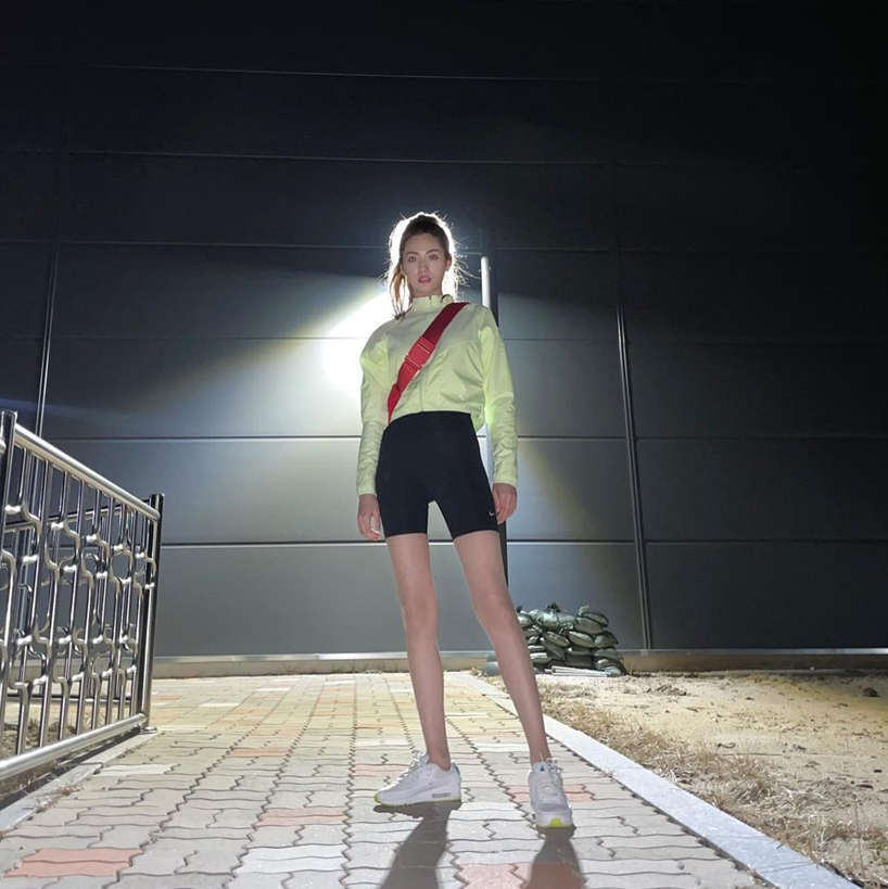 '170cm·51kg' 나나, 운동화 신어도 비현실적 비율…반레깅스 각선미
