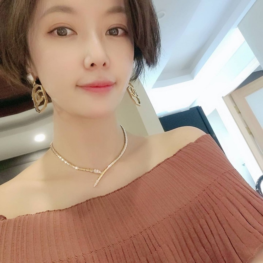 '싱글맘' 황정음, 5kg 쪘다더니 예쁘기만하네…오윤아와 '셀카' 놀이