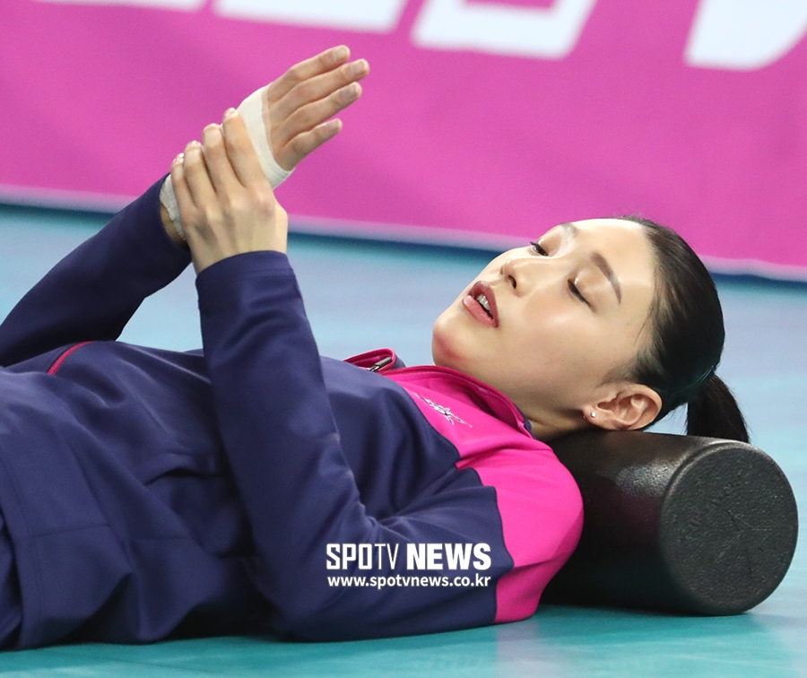 [포토S] '붕대 투혼' 김연경, 손 부상에도 경기 준비