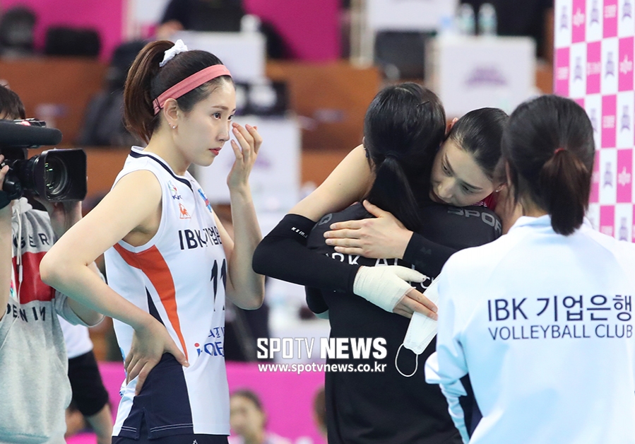 [포토S] 김수지-김사니 코치, 패배의 아픔에도 김연경 축하