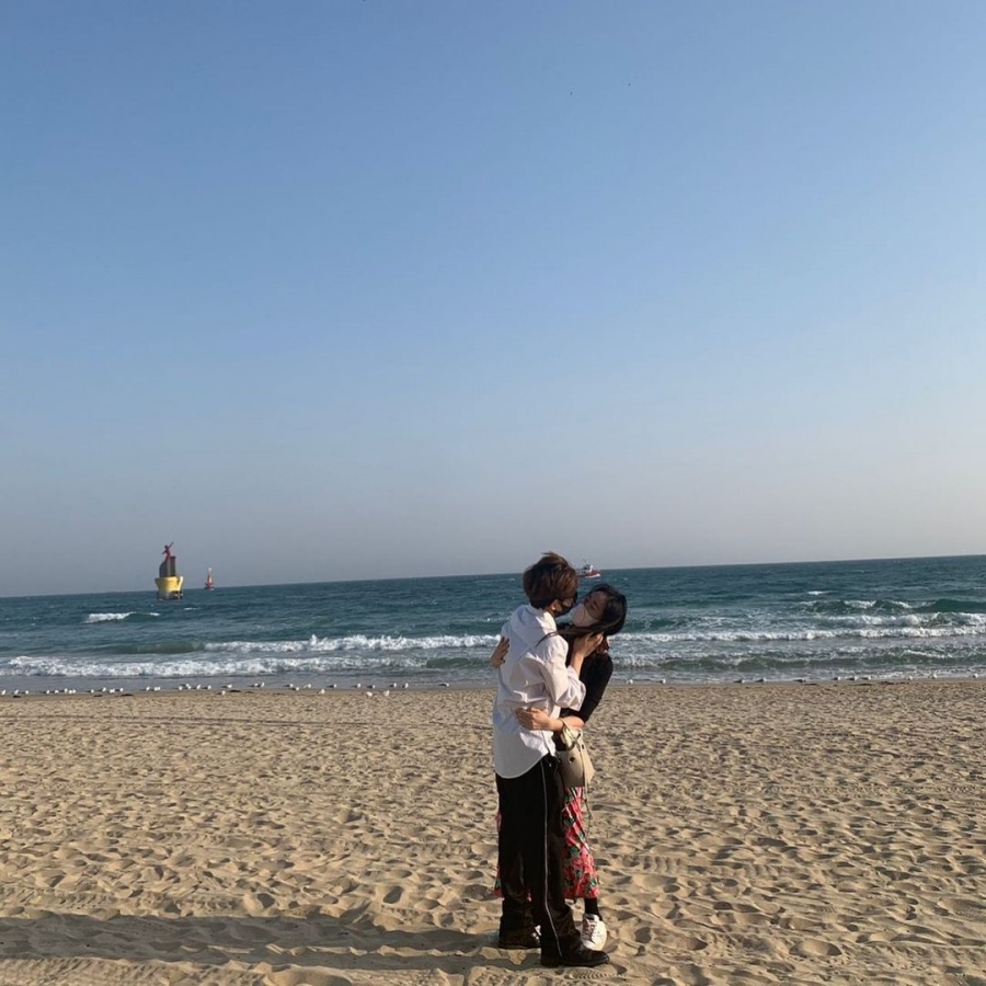 함소원, ♥18살 연하 진화와 바닷가 키스…"사랑표현에 거침없네요"