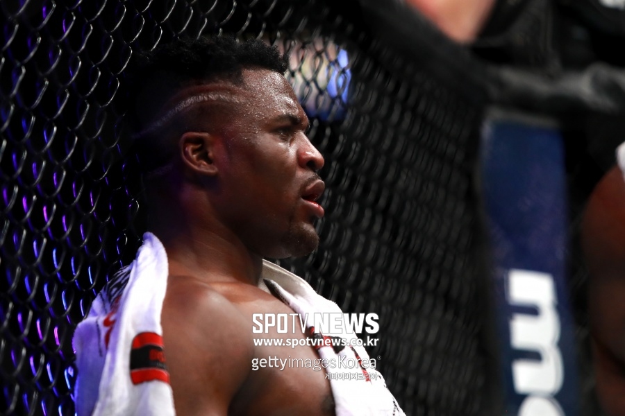 [UFC] 맥그리거 패배 맞춘 '무당' 이교덕 해설…"은가누가 우위"