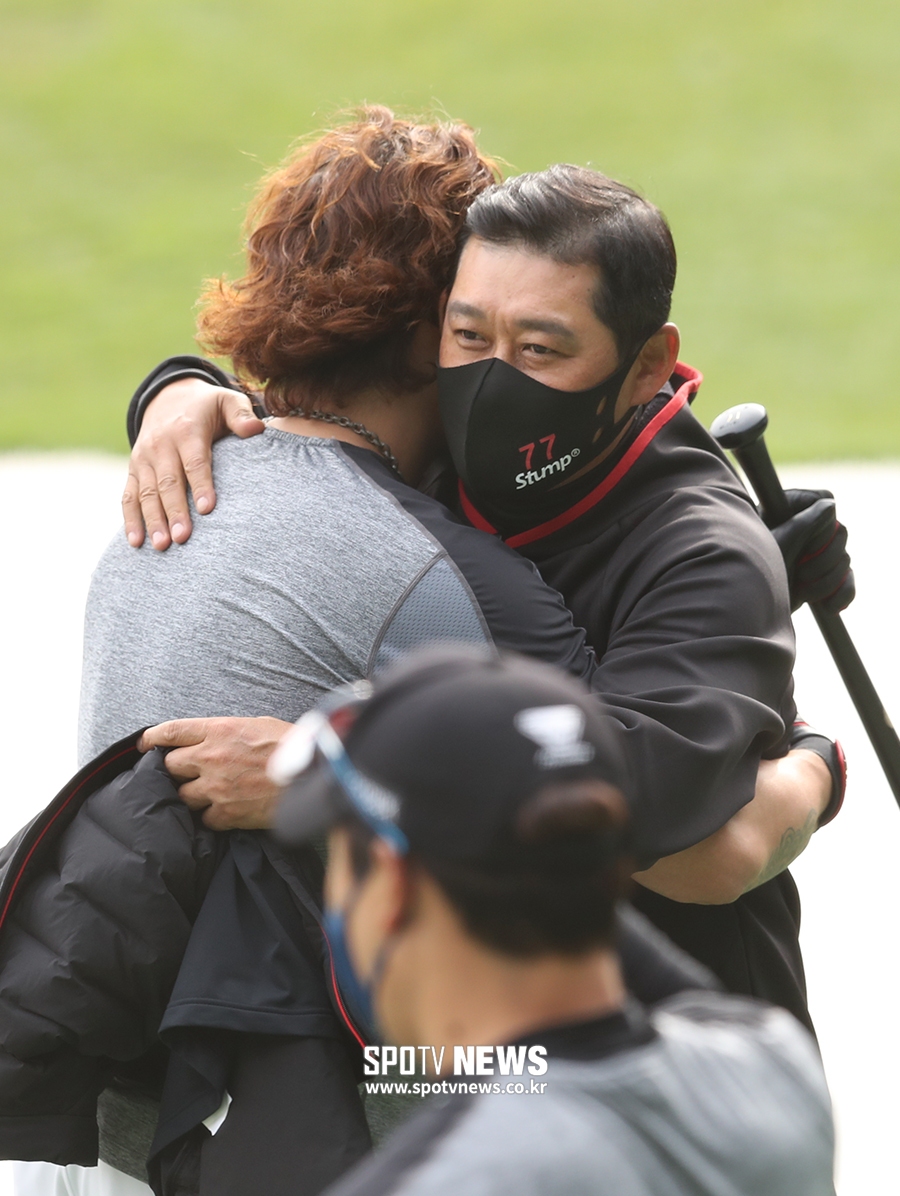 [포토S] 이종범 코치-추신수, 뜨거운 포옹
