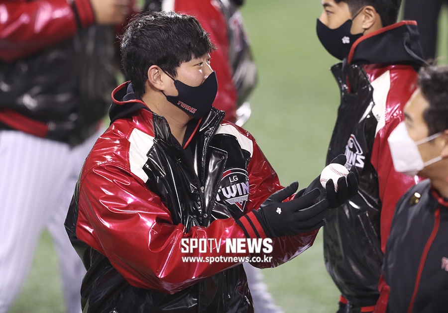 [포토S] 함덕주, LG 데뷔 기념구 선물 받으며