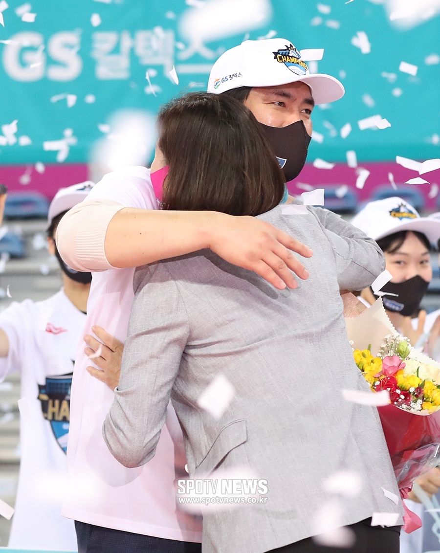 [포토S] 차상현-박미희 감독, 뜨거운 포옹