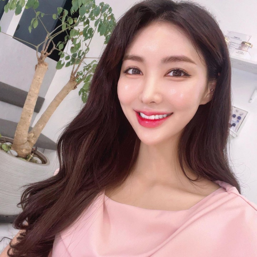 '윤지성 동생' 윤슬기, 라이브커머스 쇼호스트로 입담 과시
