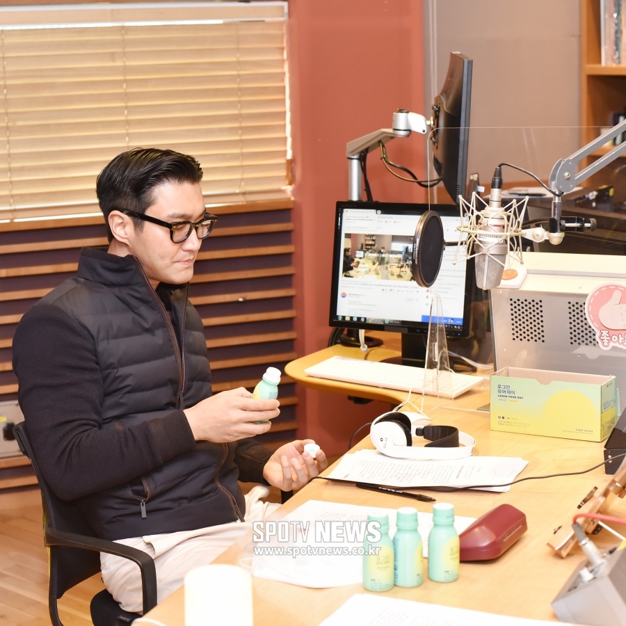 [포토]에너지 드링크 마시는 최시원 '아침에 힘내자!'