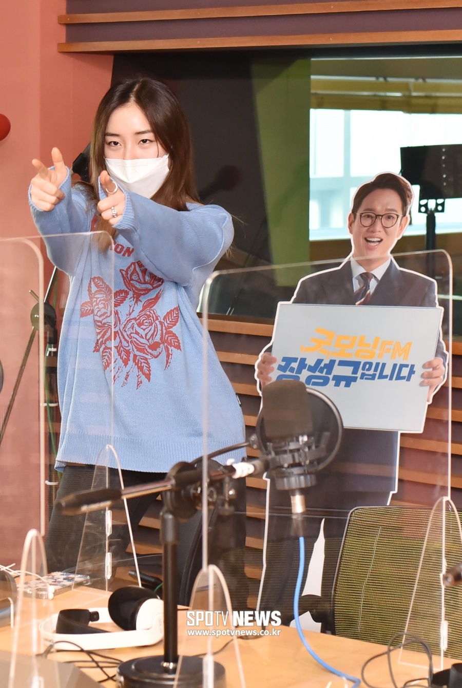 [포토]'굿모닝FM' 영어 선생님, 레이디스코드 애슐리... 오늘은 춤 선생?!