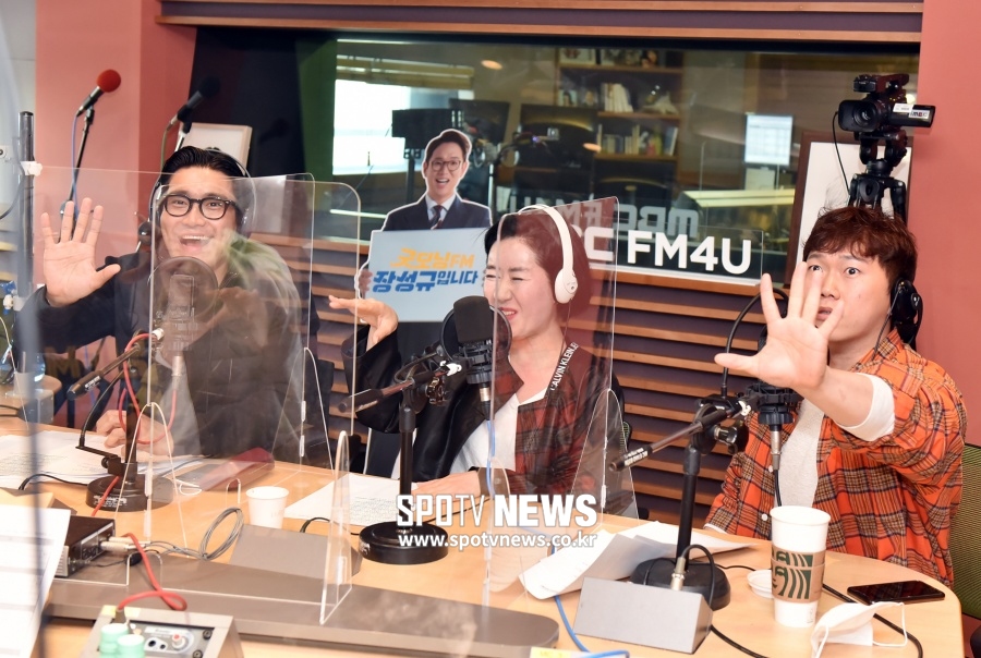 [포토]최시원 '굿모닝FM 각색왕, 남유정-송진우와 함께 해요'