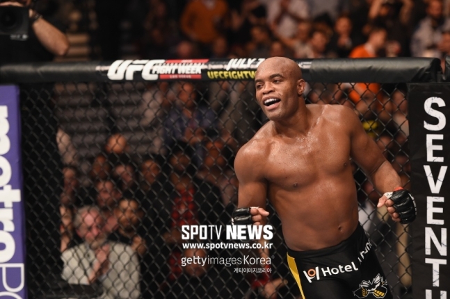 MMA 전설 사각링 선다…"앤더슨 실바 6월 데뷔"