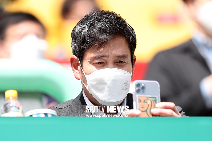 [포토S] 정용진 구단주, 휴대전화 케이스도 스타벅스!