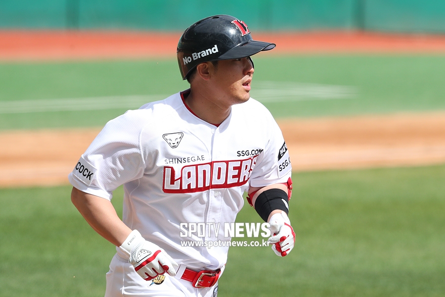 [포토S] 최정, SSG 랜더스 첫 홈런의 주인공!
