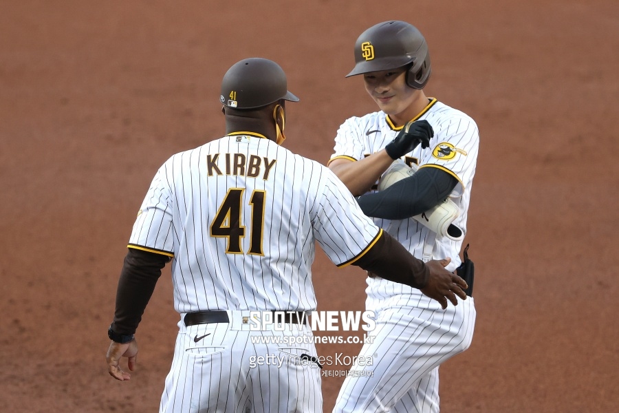 173km/h 안타에 기립박수…美 매체 "팬들 김하성 환영, 느낌 좋아"