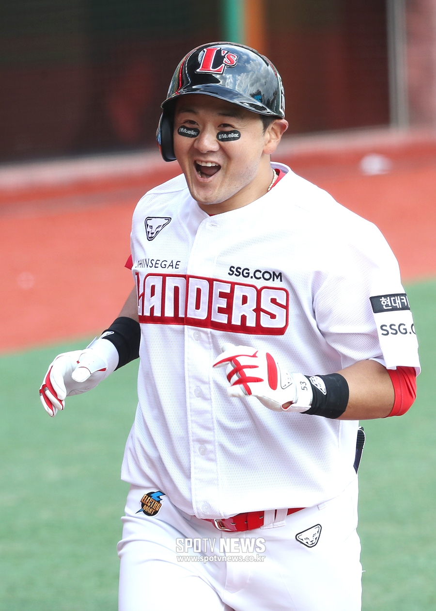 [포토S] 백투백 홈런 날린 최주환, '신난다!'