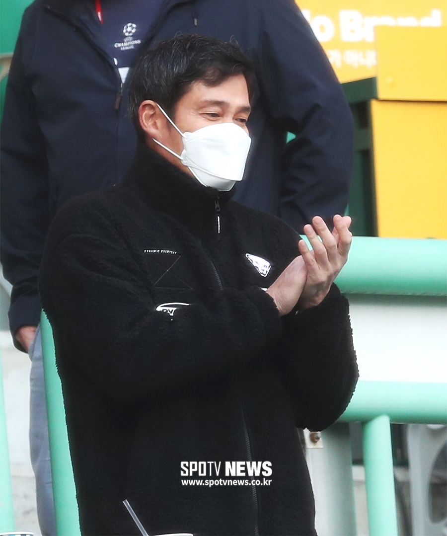 [포토S] 정용진 구단주, 최주환 백투백 홈런에 박수를