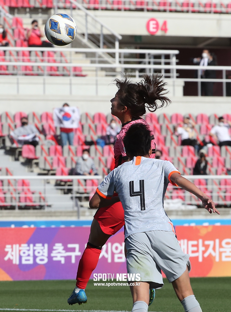 [포토S] 헤딩슛 시도하는 추효주