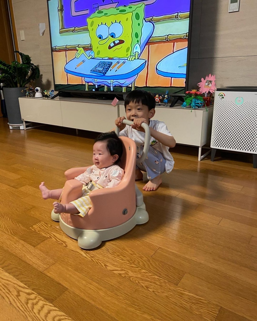 정경미, 생후 3개월 딸 ♥윤형빈과 똑같이 생겼네…오붓한 남매