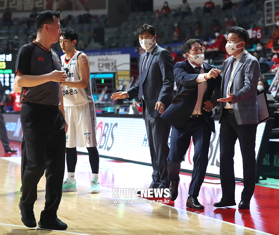 [포토S] 벤치 경고 받는 유도훈 감독