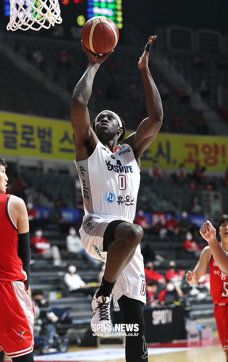 [포토S] 모트리, 새처럼 날아올라
